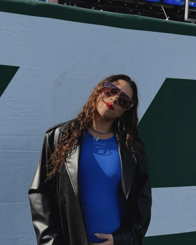 By this point, you should just expect to see us together at games (or anywhere else tbh )👯‍♀️

I’ll keep saying it, cargos and bodysuits for the win💃🏽

#gameday #gamedayfit #pregnant #pregnantstyle #nyc #nfl